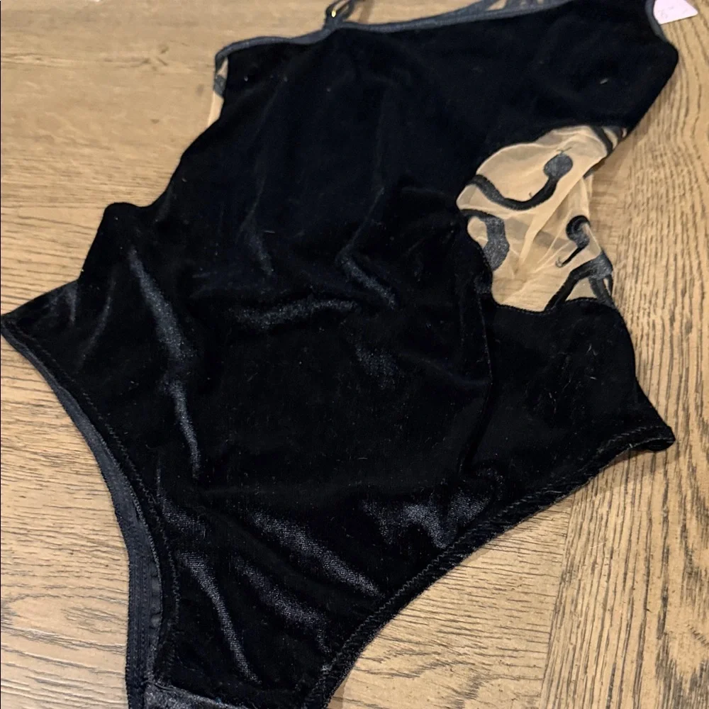 Chic Black and Tan Chemise - Picture 3 of 4